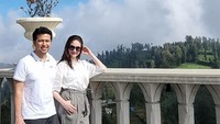 Arumi Bachsin dan Emil Dardak, pasangan suami istri sejak tahun 2013. Nama selebriti cantik ini menjadi pusat perhatian karena ruang kerja sang suami dikabarkan digeledah oleh KPK. Foto: Instagram @arumibachsin_94