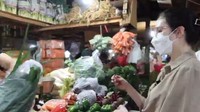 Seleb cantik kelahiran 1994 ini juga suka berbelanja sendiri ke pasar. Ia terlihat membeli aneka sayuran untuk dimasak di rumah. Foto: Instagram @arumibachsin_94