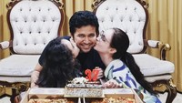 Saat Emil Dardak berusia 37 tahun, Arumi sempat merayakan di rumah dengan sederhana. Ia membeli kue dan pizza berukuran jumbo. Foto: Instagram @arumibachsin_94
