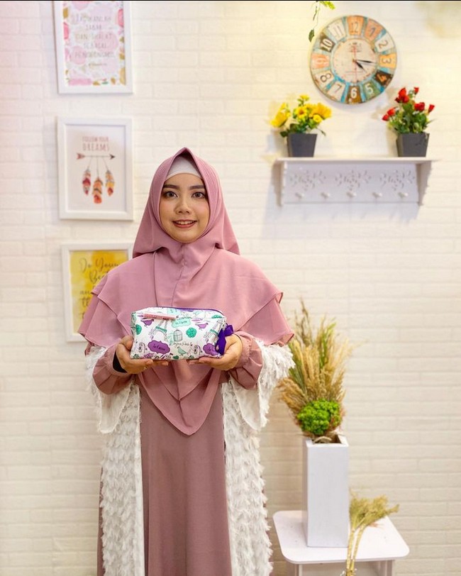 Auliya mengenakan busana syari dan khimar untuk berbagai kegiatan. Auliya juga termasuk golongan cewek kue alias wanita yang menyukai busana warna pastel yang feminin. Foto: Dok. Instagram @auliyafadlilah.