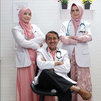 Auliya terinspirasi dari sang ayah yang berprofasi sebagai Kepala Puskesmas Sumber, Kab. Cirebon. Kelihatannya keren. Sosok malaikat penolong orang sakit. Membantu persalinan juga bisa nyunatan anak kecil. Masya Allah. Dari 5 anaknya, kami lah penerus beliau. Dulu ayah dokter umum, sekarang ayah bekerja sebagai dokter Spesialis Kedokteran Jiwa, ayah sempat juga jadi direktur RSJ Provinsi Jawa Barat, ucap Auliya.  Foto: Dok. Instagram @auliyafadlilah.