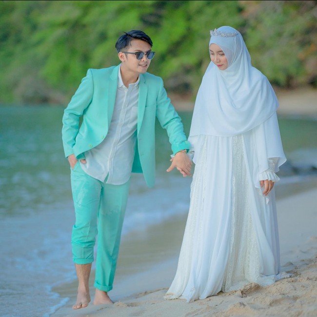 Dodi menyampaikan mulai 14 Desember 2022, statusnya bukan lagi suami dari Auliya. Ia mengaku sudah berusaha berjuang untuk mempertahankan rumah tangganya. Sampai detik ini, InsyaaAllah saya sudah berusaha berjuang maksimal mempertahankan namun takdir berkata lain. Dan Saya sebagai Pemimpin Rumah Tangga Bertanggung jawab atas semua kondisi ini. Kejadian ini akan menjadi pembelajaran besar dan berharga serta perenungan diri sebagai refleksi kehidupan saya pribadi, lanjut Dodi. Foto: Dok. Instagram @auliyafadlilah.