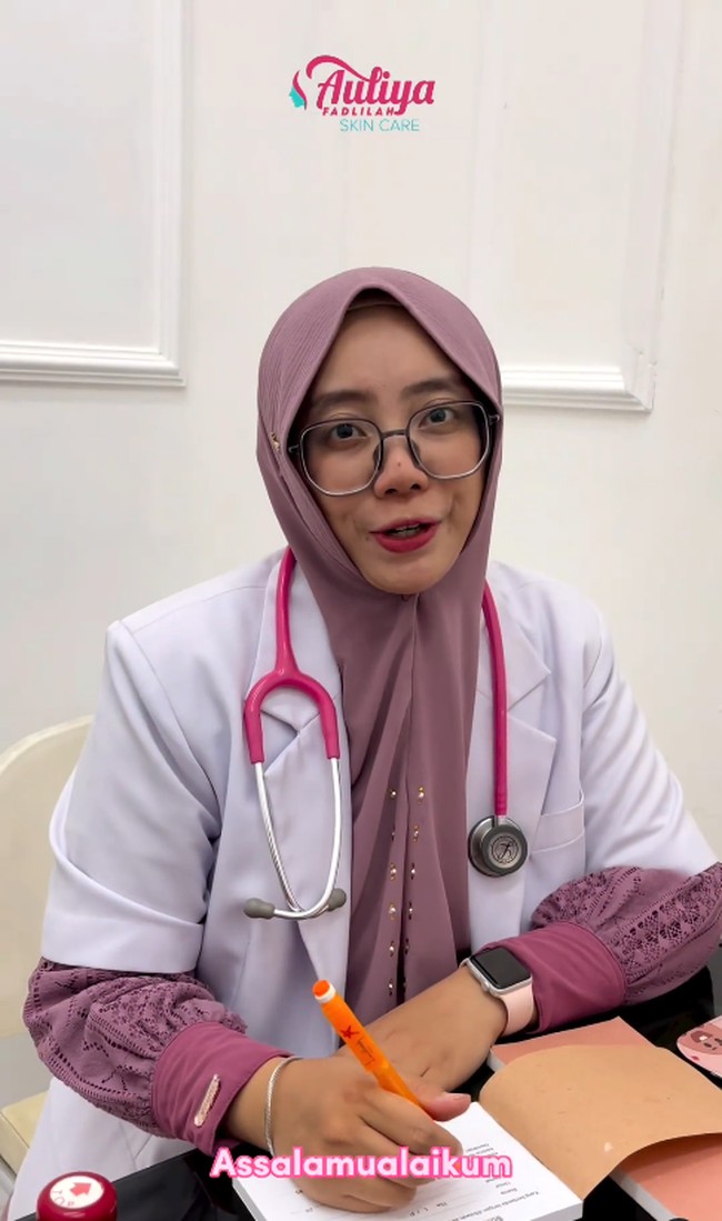 Wanita yang akrab disapa Teh Aul ini merupakan dokter umum dan dokter praktisi kecantikan. Di akun Instagramnya @auliyafadlilah kerap membagikan informasi seputar skincare dan perawatan kecantikan. Foto: Dok. Instagram @auliyafadlilah.