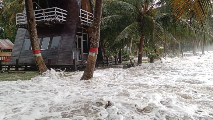 Banjir rob di Polewali Mandar, Sulbar.