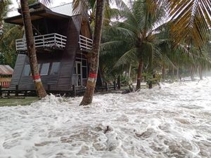 Banjir Rob di Polman Terjang Kawasan Konservasi Penyu-Permukiman Warga