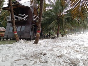 Banjir Rob di Polman Terjang Kawasan Konservasi Penyu-Permukiman Warga