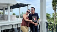 Adalagi momen romantis saat Wirang Birawa berpose dengan sang istri. Mereka sepertinya hendak menikmati makan siang. Foto: Instagram @umi.klsum/@wirangbirawa
