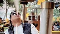 Kali ini suami Umi Kalsum itu terlihat sedang nongkrong di salah satu kafe yang ada di Turki. Ia memesan minuman manis dengan ukuran gelas jumbo. Foto: Instagram @umi.klsum/@wirangbirawa