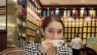 Nah kalau ini keseruan istrinya, Umi Kalsum saat nongkrong cantik di kafe. Ia pun sedang menikmati secangkir teh dengan sepotong kue cokelat. Foto: Instagram @umi.klsum/@wirangbirawa