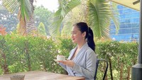 Pagi-pagi, selebgram ini sudah tampil rapi sambil menikmati secangkir kopi panasnya. 10. Wanita yang berhasil menaklukkan hati Wirang ini juga suka minum jamu loh. Ini momennya ketika Umi Kalsum sedang membeli jamu. Foto: Instagram @umi.klsum/@wirangbirawa