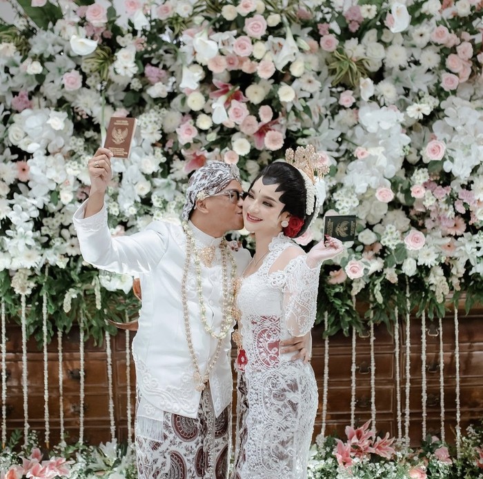 Baru Saja Menikah, Ini Momen Romantis Wirang Birawa dan Umi Kalsum Saat Makan Baru Saja Menikah, Ini Momen Romantis Wirang Birawa dan Umi Kalsum Saat Makan