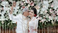 Pada Jumat (23/12), Wirang Birawa resmi menikahi Umi Kalsum. Mas kawin yang diberikan pun berupa uang sebesar Rp 156 juta, emas 17 gram, hingga seperangkat alat sholat. Foto: Instagram @umi.klsum/@wirangbirawa