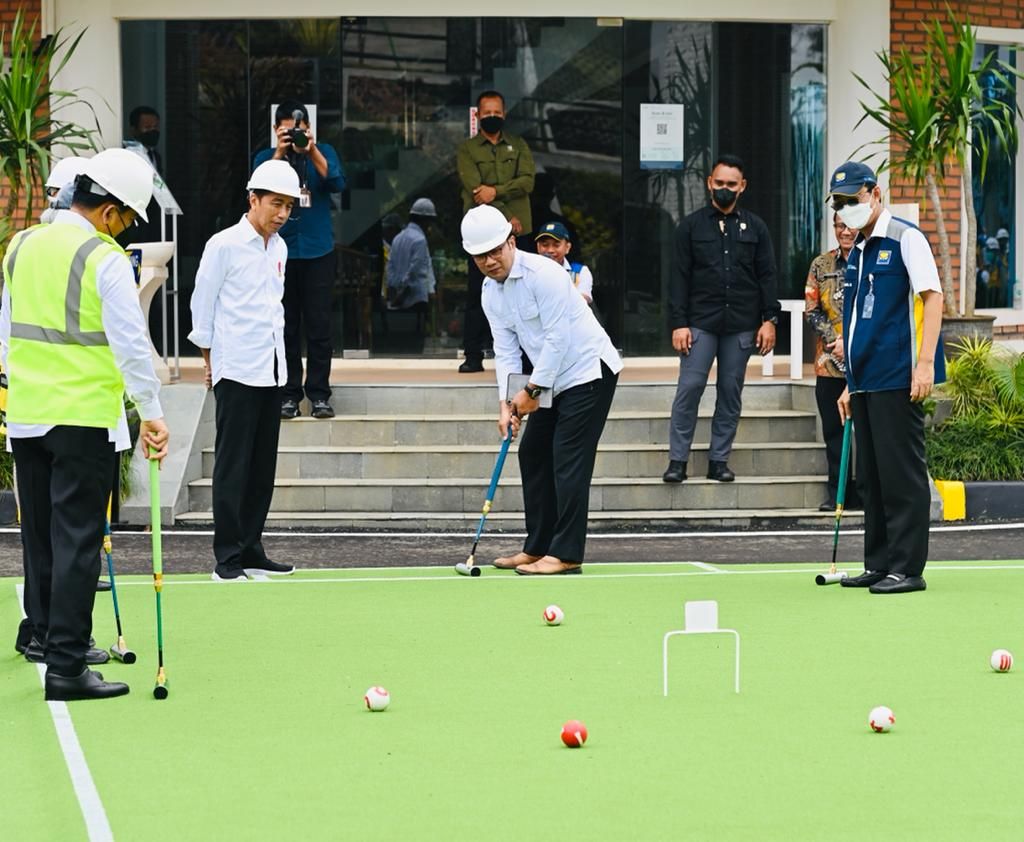 Basuki dan Ridwan Kamil Main Gateball di Bogor