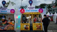 Terdapat 27 tenant makanan dan minuman dari UMKM lokal. 