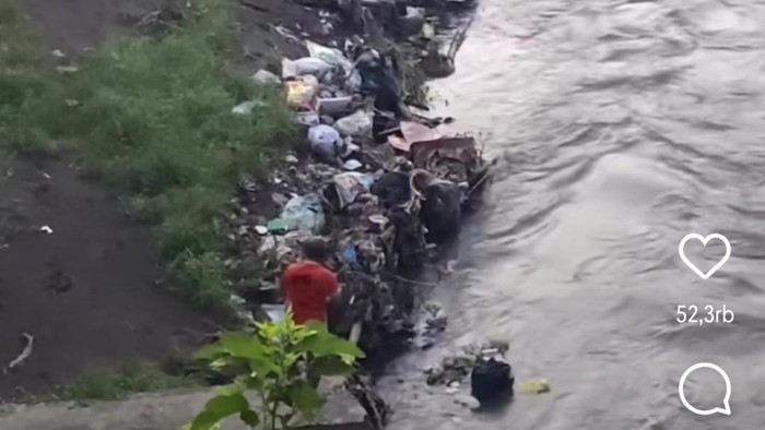 Buang sampah kampung warna-warni