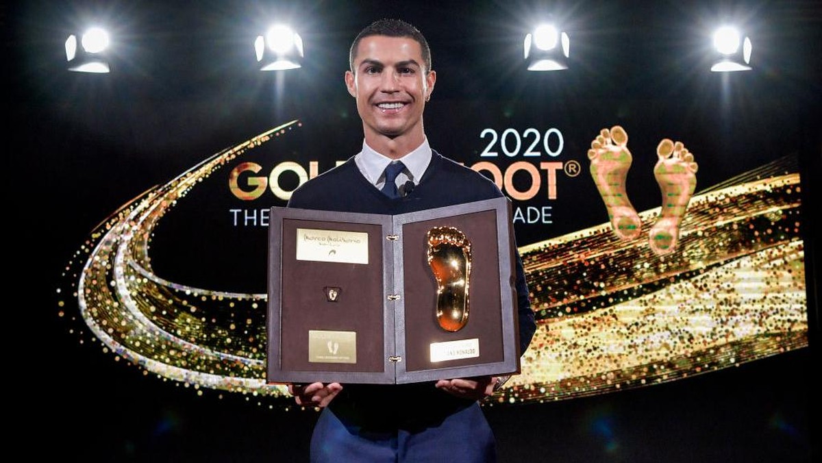 Cristiano Ronaldo saat menerima penghargaan Golden Foot. Foto: Juventus FC via Getty Images/Daniele Badolato - Juventus FC