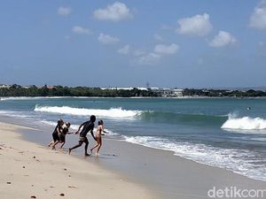 Cuaca Ektrem, Pesta Malam Tahun Baru 2023 di Pantai Kuta Tetap Digelar