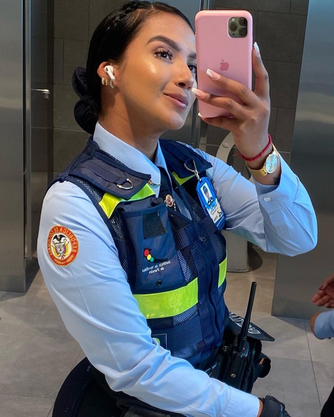 Seorang petugas lalu lintas bernama Daniela Gaviria viral di media sosial karena penampilannya yang cantik dan seksi. Ia bahkan dijuluki worlds sexiest traffic warden.Foto: Instagram danielagaviria1