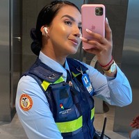 Seorang petugas lalu lintas bernama Daniela Gaviria viral di media sosial karena penampilannya yang cantik dan seksi. Ia bahkan dijuluki worlds sexiest traffic warden.Foto: Instagram danielagaviria1