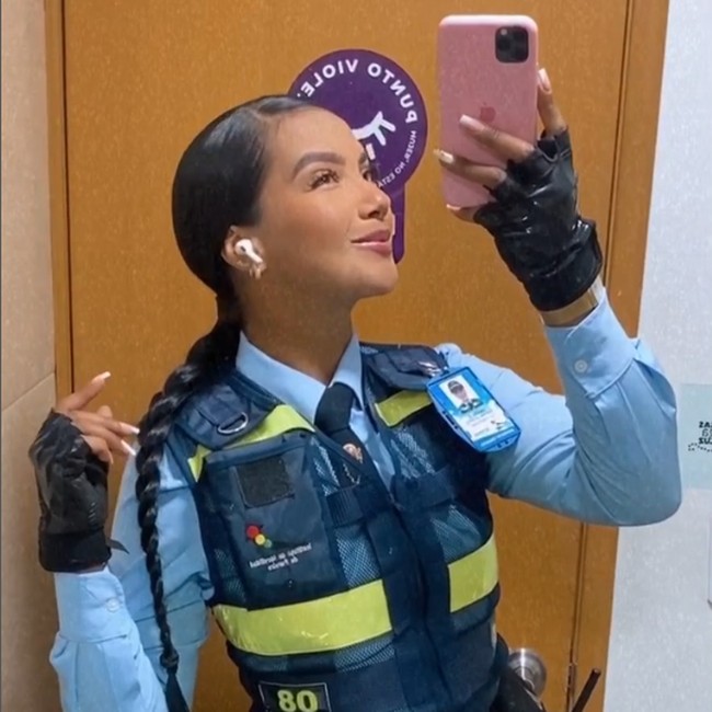 Potret Petugas Lalu Lintas Tercantik yang Kini Botak karena Sakit Parah