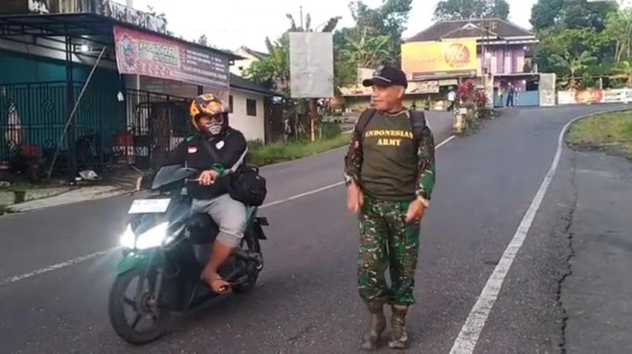 Kapten Inf Sutarto, mantan Danramil Sapuran, Kabupaten Wonosobo jalan kaki menuju kampung halamannya di Karanganyar