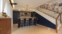 Dapurnya tersebut berada di bawa tangga, seolah memanfaatkan tempat kosong. Nah, di dapur Gisel ini juga terdapat mini bar untuk tempat makan. Foto: YouTube