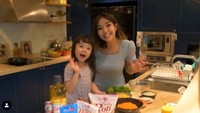 Gisel pun sering mencoba membuat aneka masakan di dapur. Tak jarang ia mengajak sang putri, Gempita untuk ikut memasak bersama. Foto: YouTube