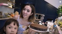 Kemudian, ada juga ketika Gisel mengajak Gempita untuk membuat kue brownies. Gempita ikut menghias kue tersebut dengan berbagai topping. Foto: YouTube