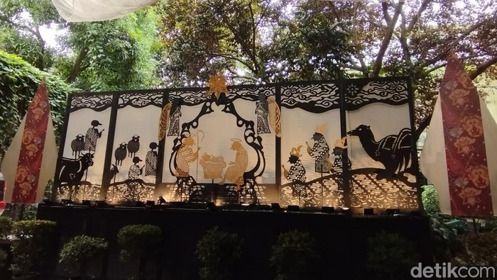 Dekorasi Natal 2022 di Gereja Katedral Jakarta dibuat dengan mengangkat tema Kekayaan Nusantara. Corak wayang modern hingga boneka Nusantara menjadi penghias. (Brigitta Belia/detikcom)