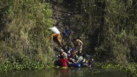 Kendati demikian, para migran tidak dibiarkan dengan mudah melintasi perbatasan Meksiko-AS.