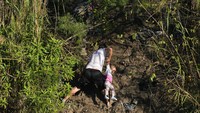Di antara migran itu banyak anak-anak yang terpaksa harus ikut diajak melintasi sungai dan merayap di hulu sungai.