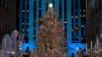 Pohon Natal menghiasi Rockefeller Center, Manhattan, New York. Pohon Natal itu berhias lampu warna-warni. Reuters/Jeenah Moon.