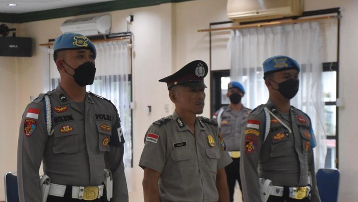 Dua Anggota propam Polres Anambas mengawal Aipda RA melakukan Sidang Komisi Kode Etik Polri. (Foto: Dok Polres Anambas)