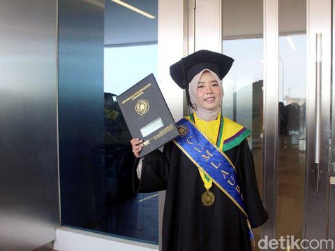 Foto saat Afifah Prida Nur wisuda, hasil edit foto viral di media sosial.
