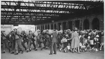 Adegan di Stasiun Kereta Api London Menampilkan Pasukan Tiba Saat Anak-Anak Yang Dievakuasi Dari London Pergi Foto: via Demilked