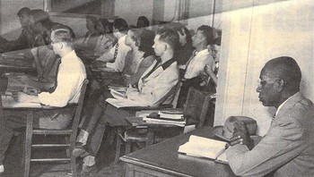 George McLaurin, Mahasiswa Afrika-Amerika Pertama yang Diterima di Universitas Oklahoma, Dipaksa Duduk Terpisah Dari Mahasiswa Kulit Putih. 1948 Foto: via Demilked