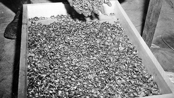 Ribuan Cincin Pernikahan yang Diambil Nazi dari Korban Holocaust Untuk Menyelamatkan Emas Foto: via Demilked