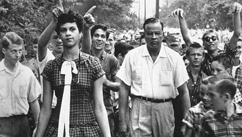 Dorothy Counts, Siswa Kulit Hitam Pertama Yang Menghadiri Sekolah Kulit Putih Di Amerika Serikat. Tampil Dalam Foto Ini Digoda Dan Diejek Oleh Teman Sekelas Pria Kulit Putihnya Foto: via Demilked