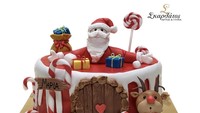 Dalam satu buah kue, terlihat banyak elemen Natal sekaligus. Kehadiran kue ini dijamin disukai semua anggota keluarga saat perayaan Natal. Foto: Instagram bakery_skarlatos