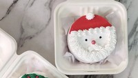 Tren bento cakes juga unik dengan desain tema Natal. Selain ucapan Merry Christmas, dekorasinya berupa Sinterklas juga lho! Foto: Instagram thecakestudi0