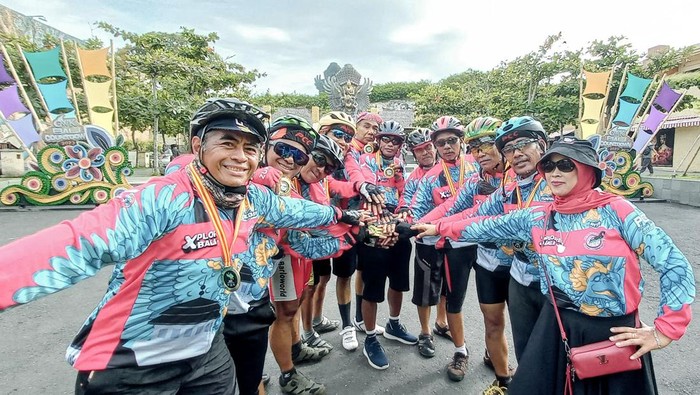 Menutup agenda akhir tahun 2022 sekaligus mensyukuri dan tadabur alam, Permata Cycling Club menggelar acara Gowes Explore Bali. Begini potretnya.