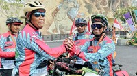 Ketua Permata Cycling Community (PCC) dari Bandung-Jabar, Agus Suprapta menyerahkan medali kepada peserta gowes PCC Explore Bali di GWK Bali. Sebanyak 11 peserta touringers PCC telah berhasil menyelesaikan jelajah 4 (empat) Etape dan finish di Jimbaran.