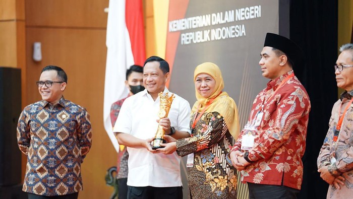 Gubernur Jatim Khofifah saat menerima penghargaan provinsi terinovatif