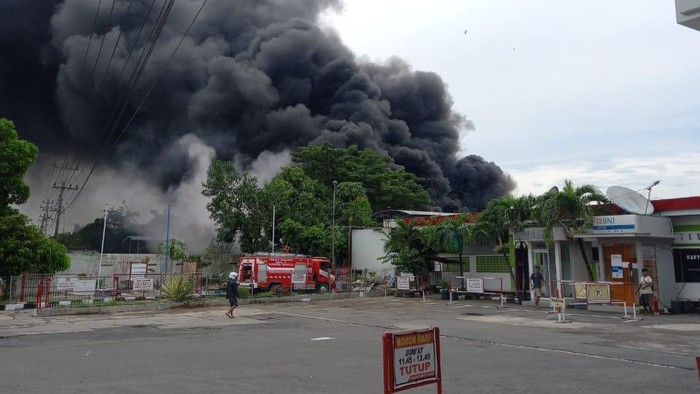 Gudang beras sebelah SPBU terbakar di Desa/Kecamatan Godong, Kabupaten Grobogan, Jumat (23/12/2022).