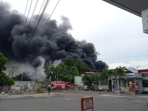 Gudang beras sebelah SPBU terbakar di Desa/Kecamatan Godong, Kabupaten Grobogan, Jumat (23/12/2022).