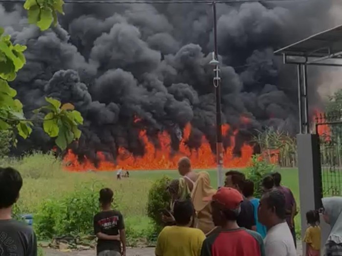 Gudang beras sebelah SPBU terbakar di Desa/Kecamatan Godong, Kabupaten Grobogan, Jumat (23/12/2022).