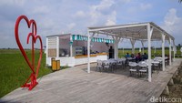 Di tempat wisata ini juga terdapat resto yang menyediakan makanan khas Banten, seperti pecak bandeng, sate bandeng, dan sambal dadak.