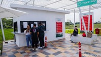 Tiket masuk ke tempat ini sebesar Rp 20.000 untuk dewasa dan Rp 10.000 untuk anak di bawah usia 12 tahun. Sedangkan untuk parkir mobil ada di harga Rp 5.000. 