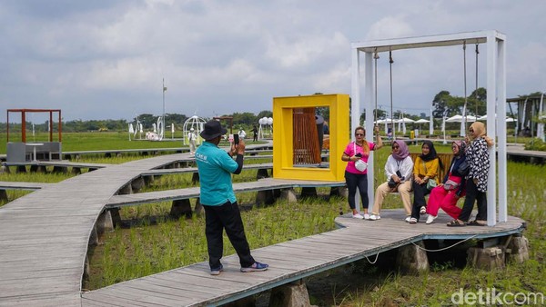 Banyak spot cantik untuk foto-foto di kawasan yang hijau ini.