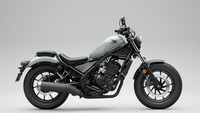 Honda Rebel 300 baru secara keseluruhan masih memertahankan desain model sebelumnya, yakni bertubuh bongsor dengan permukaan tangki yang ‘terhubung’ dengan dudukan pengendara. Sementara boks mesinnya dibuat telanjang dan ditopang rigid frame. Foto: Honda Thailand.